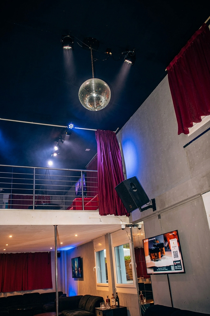 Dancefloor mit Bar im Swingerclub Blue Diamond Pfäffikon